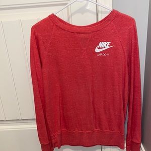 Nike Women’s long sleeve shirt size medium, in great condition!